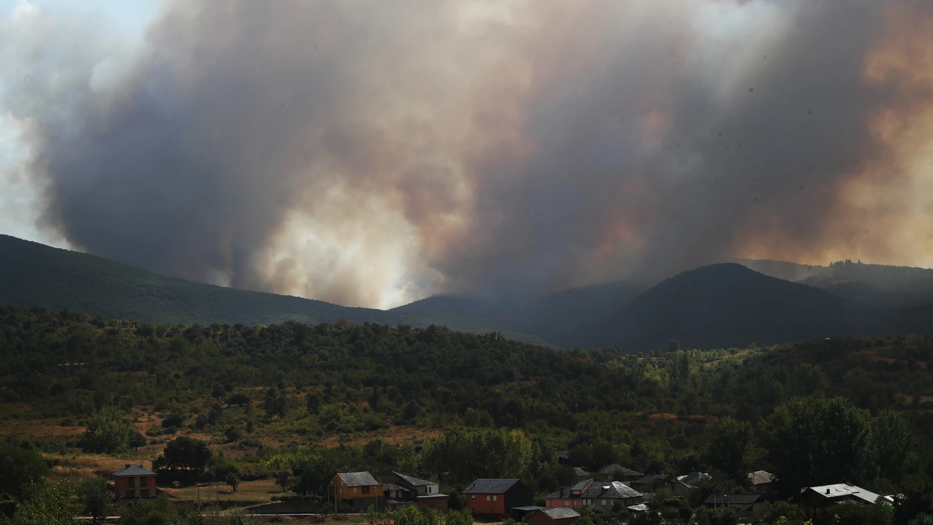 YERES (LEÓN ), 10/08/2025.- Vista del incendio forestal que afecta a Las Médulas este domingo. El incendio declarado en la localidad leonesa de Yeres se ha complicado esta tarde y ha obligado a desalojar a unos 700 vecinos de varios municipios del entorno del paraje natural de Las Médulas, Patrimonio de la Humanidad, que de momento no se ha visto afectado por las llamas.En concreto, según ha explicado la Subdelegación del Gobierno en León, han sido evacuadas por la Guardia Civil 400 vecinos d...
