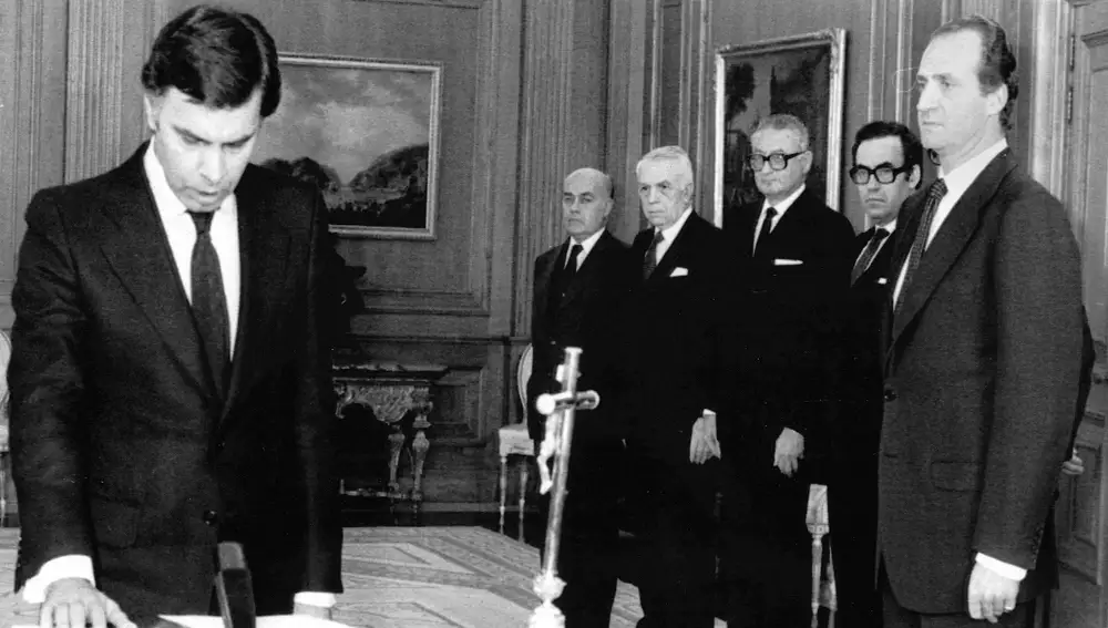 Swearing in- Felipe Gonzalez, left, takes the oath of office as head of Spain's first Socialist government, Thursday, from King Juan Carlos, right, at the Zarzuele Palace in Madrid. looking on, behind the King from left to right, are Federico Carlos Sainz de Robles, President of the Supreme Court of Justice, Manuel Carcia Pelayo, President of the Constitutional Court, Federico de Carvajal, President of the Senate, and Gregorio Peces Barba, President of the Lower House of Parliament. 2.12.1982