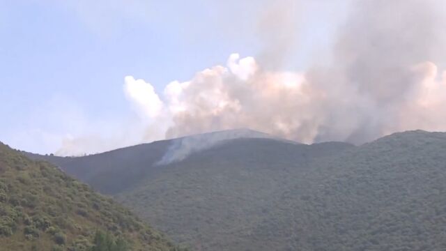 Imagen del fuego avanzando ceca de Las Médulas (León)