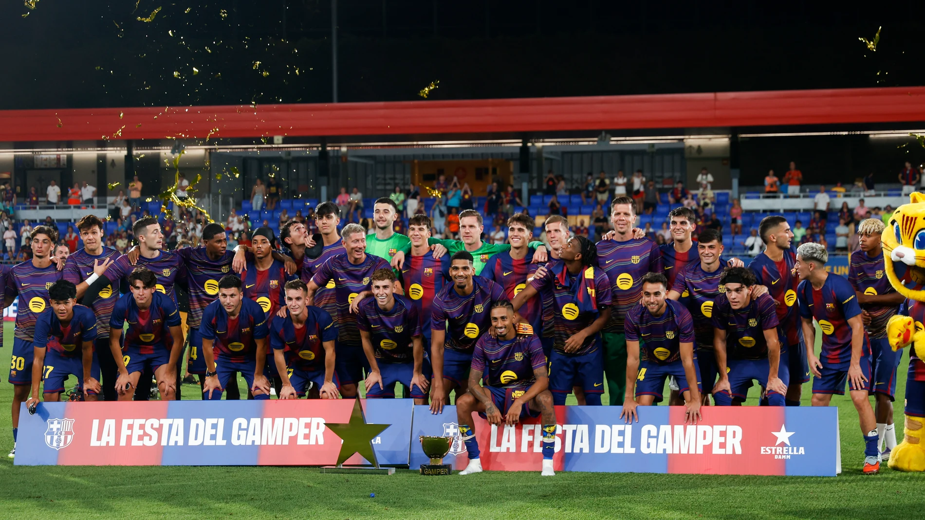 SANT JOAN DESPI (BARCELONA), 10/08/2025.- Los jugadores del FC Barcelona posan con la Copa tras el encuentro correspondiente a la 60.ª edición del Trofeo Joan Gamper que FC Barcelona y Como 1907 jugaron este domingo en el estadio Johan Cruyff de la localidad barcelonesa de Sant Joan Despi. EFE/Quique García