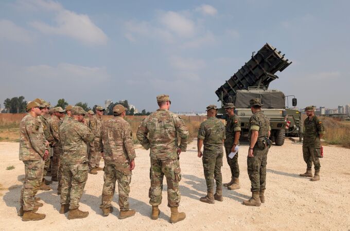 Militares españoles explican a los de EE UU la misión de la batería "Patriot"