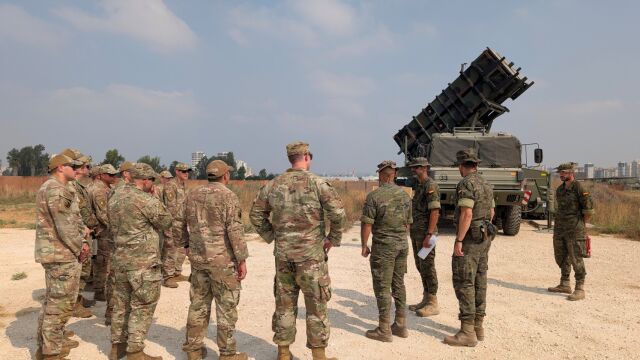 Militares españoles explican a los de EE UU la misión de la batería "Patriot"
