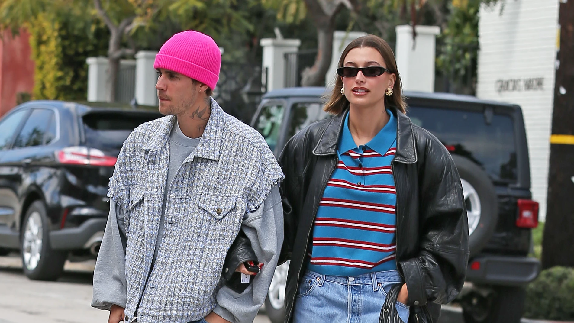 Hailey Bieber con polo de rayas.