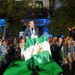 Juanma Moreno celebrando los resultados de las elecciones de 2022