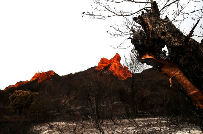La mejor evolución del incendio de Las Médulas permite regresar a casa a los desalojados