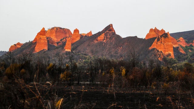 La mejor evolución del incendio de Las Médulas permite regresar a casa a los desalojados