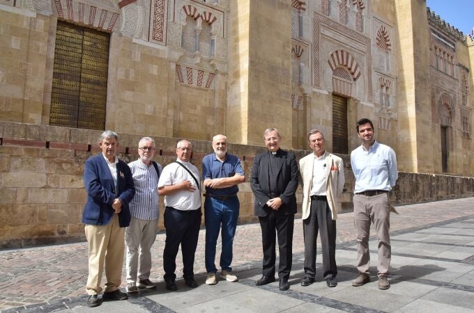 El presidente Icomos España, Juan Carlos Molina, (centro), junto al deán del Cabildo Catedral, Joaquín Alberto Nieva, ante la Mezquita-Catedral.