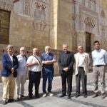 El presidente Icomos España, Juan Carlos Molina, (centro), junto al deán del Cabildo Catedral, Joaquín Alberto Nieva, ante la Mezquita-Catedral.