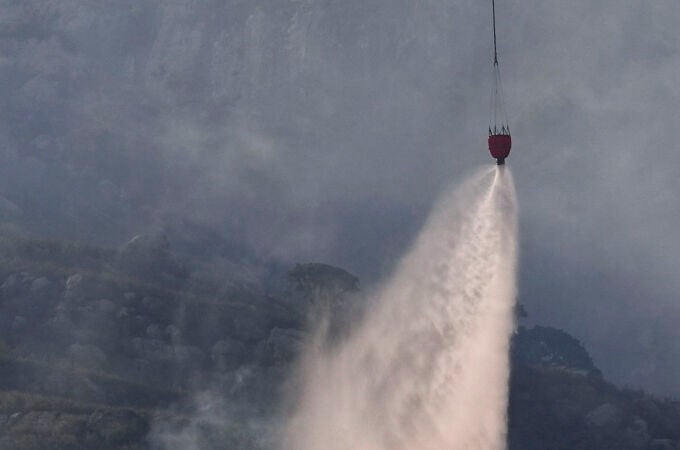 Cuatro medios aéreos se incorporan a la lucha contra el incendio en Tarifa (Cádiz)