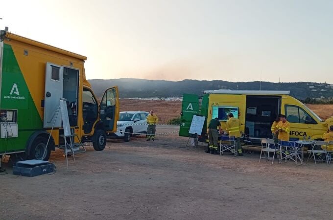 Cádiz.-Sucesos.-Cuatro medios aéreos se incorporan a la zona del incendio de Tarifa, en situación operativa 1