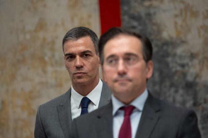 El Presidente del Gobierno, Pedro Sánchez, y el ministro de Exteriores, José Manuel Albares