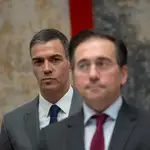 El Presidente del Gobierno, Pedro Sánchez, y el ministro de Exteriores, José Manuel Albares