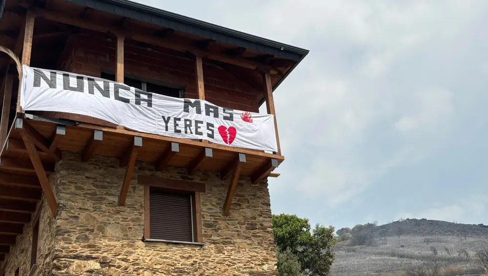 En su fachada ha colocado una gran pancarta con una frase: ‘Nunca más’. “Es lo que queremos