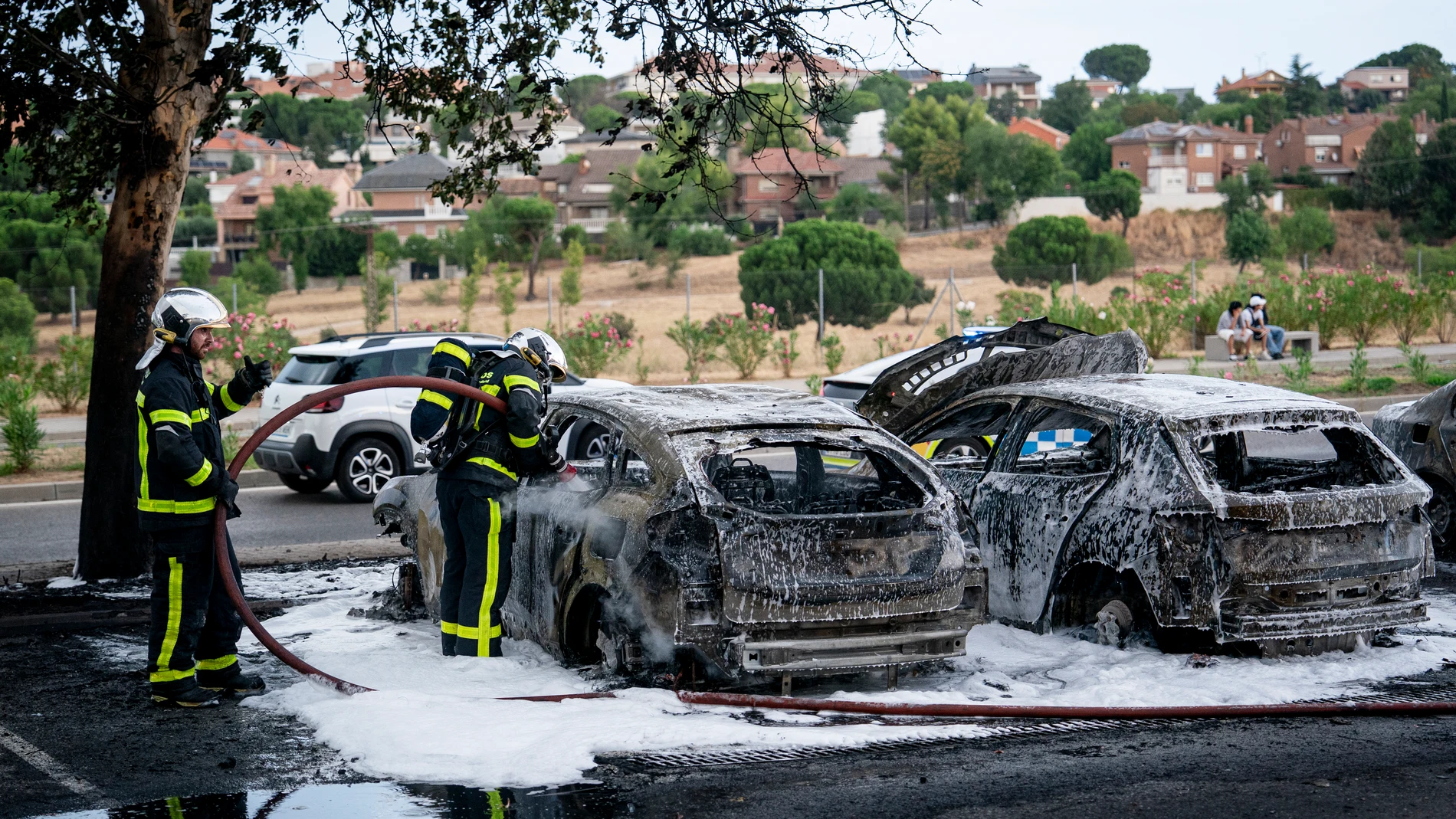 Los bomberos de la Comunidad de Madrid trabajan para extinguir un incendio declarado en el parking del centro comercial Intu Xanadú, a 12 de agosto de 2025, en Arroyomolinos, Madrid (España). El fuego se ha saldado por el momento con un total de diez vehículos afectados. Según ha trasladado un portavoz de Emergencias 112 a Europa Press, el fuego, prácticamente controlado, se originó en uno de los vehículos estacionados en el aparcamiento del complejo y las llamas se propagaron a los demás. No...