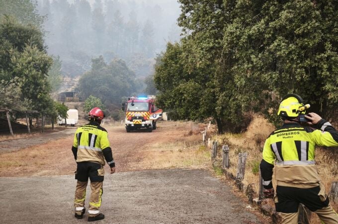 Bomberos del Consorcio Provincial colaborando en las tareas de extinción del incendio de Los Romero, en Jabugo (Huelva).