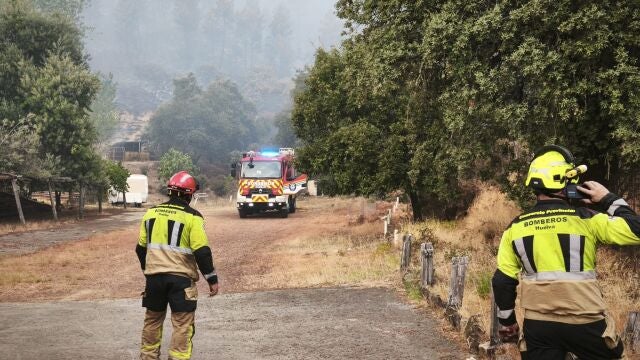 Bomberos del Consorcio Provincial colaborando en las tareas de extinción del incendio de Los Romero, en Jabugo (Huelva).