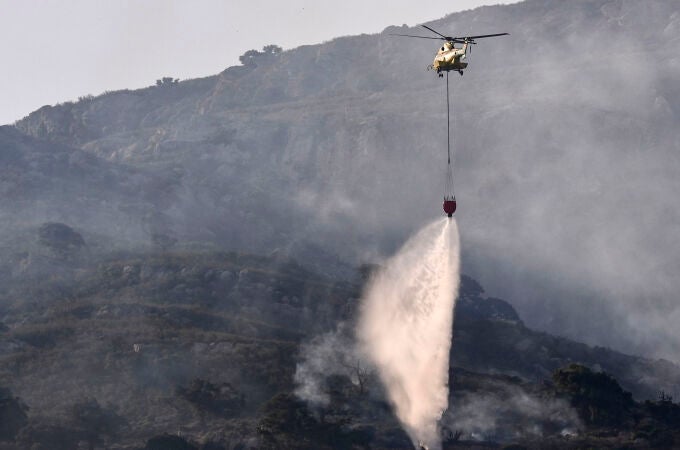 Cuatro medios aéreos se incorporan a la lucha contra el incendio en Tarifa (Cádiz)