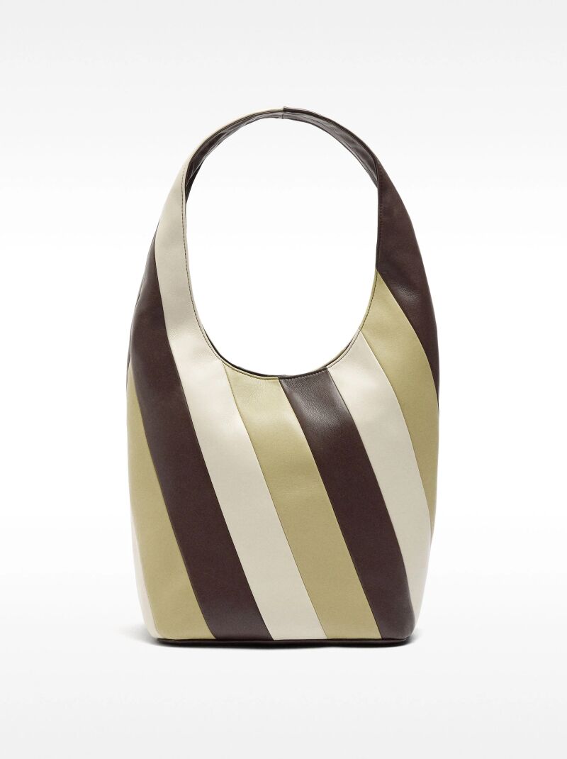 Bolso de rayas.