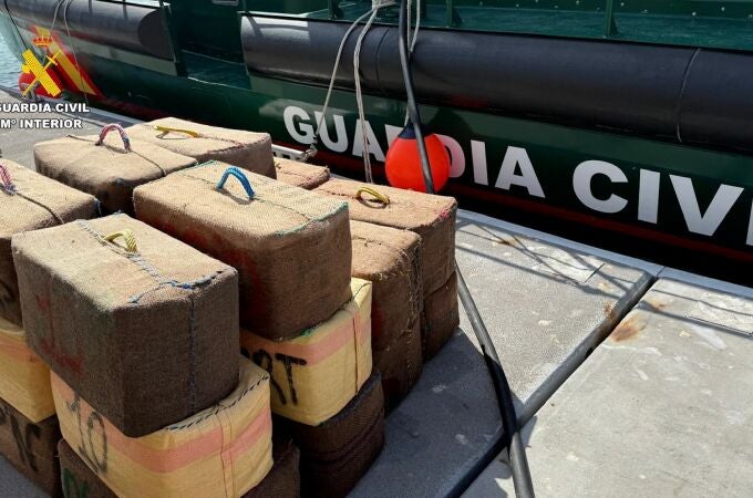 Hachís intervenido en la desembocadura del Guadalquivir, en Cádiz, tras una persecución que se alargó durante seis horas