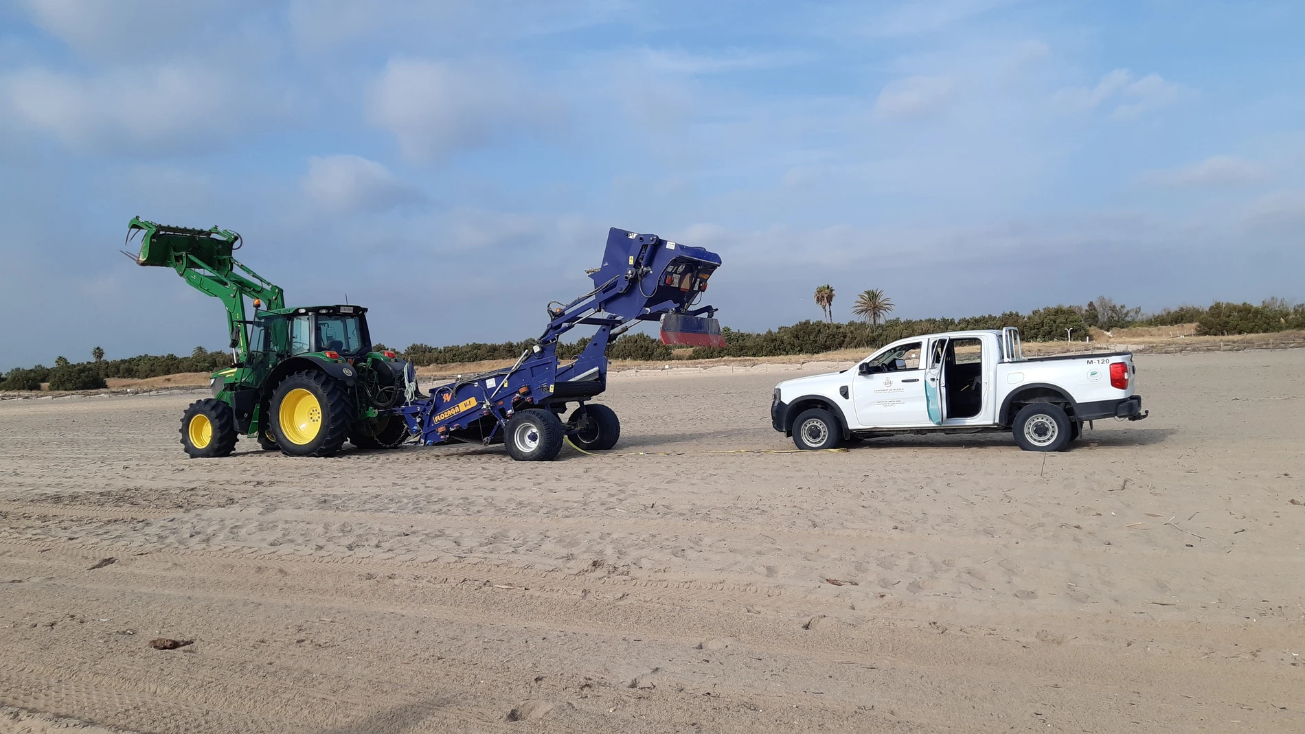 València recoge 66.000 kilogramos de maderas y cañas en la primera semana de limpieza de las playas del Sur REMITIDA / HANDOUT por AYUNTAMIENTO DE VALÈNCIA Fotografía remitida a medios de comunicación exclusivamente para ilustrar la noticia a la que hace referencia la imagen, y citando la procedencia de la imagen en la firma 12/08/2025
