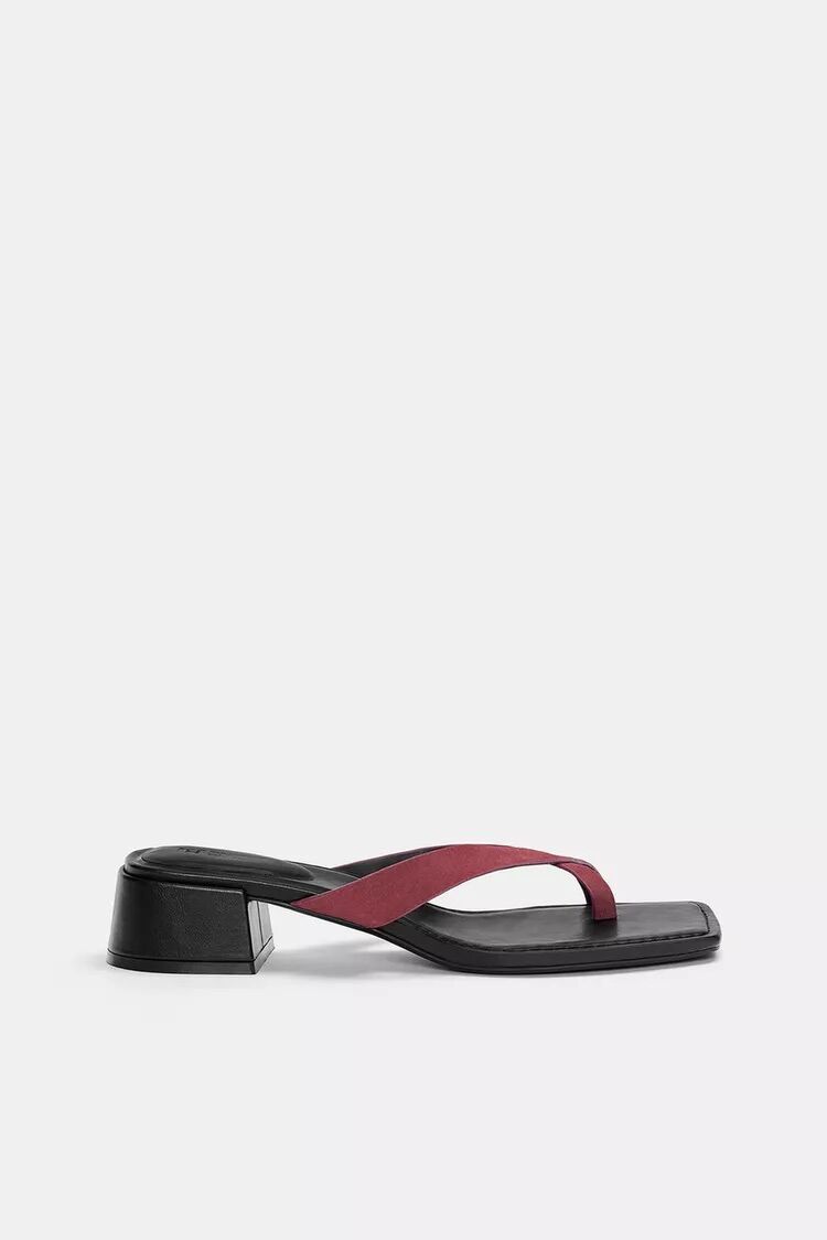 Sandalias de tacón sensato.