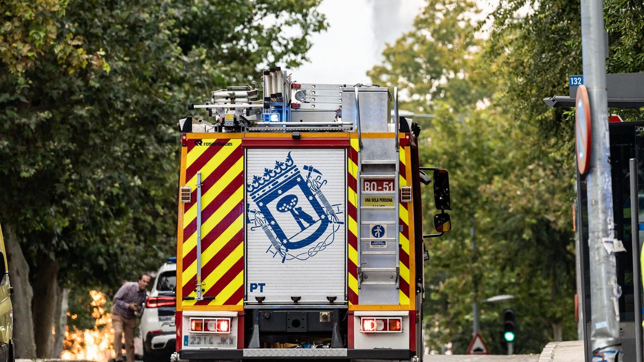 Dos bomberos graves en el incendio de un restaurante en Chamberí