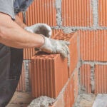 Albañiles desarrollan un muro de ladrillos que ajusta la temperatura en las casas según el clima