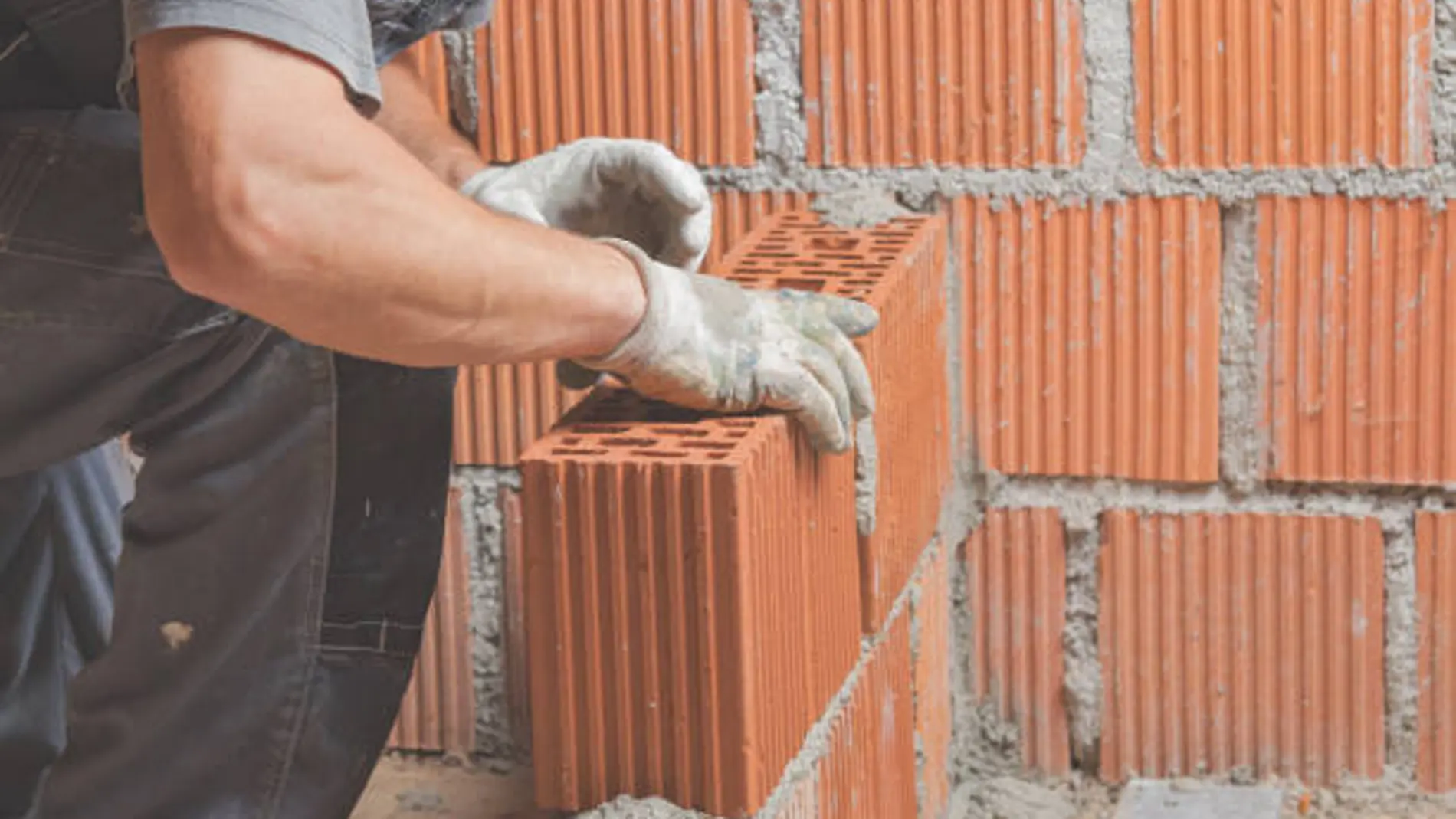 Albañiles desarrollan un muro de ladrillos que ajusta la temperatura en las casas según el clima
