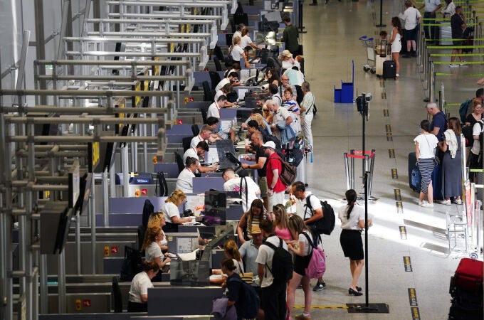 Pasajeros en una de las zonas de facturación del Aeropuerto de Málaga-Costa del Sol