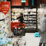 Economía.- El consumidor español reduce el tamaño de su cesta de la compra, pasando de 23 a 12 productos en cuatro años