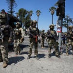 Agentes federales de EEUU patrullan en un parque de Los Angeles
