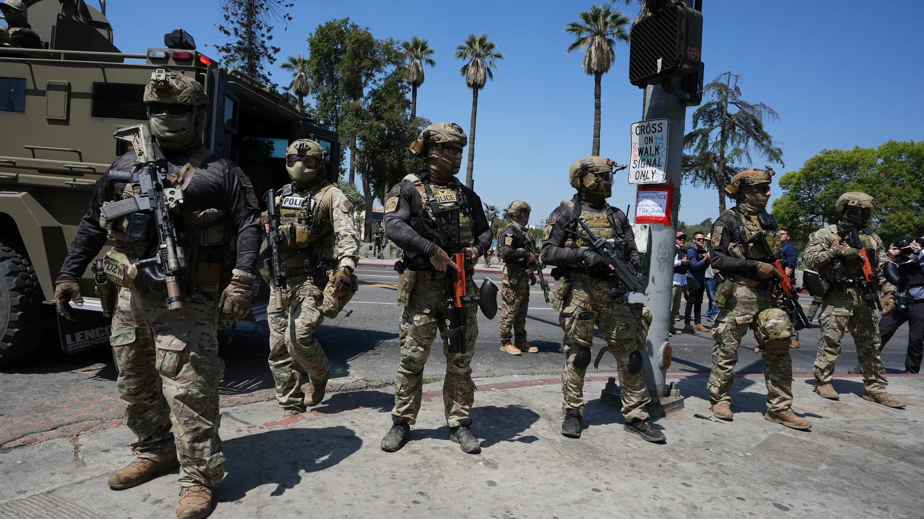 Agentes federales de EEUU patrullan en un parque de Los Angeles