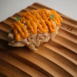 Mousse de Salchichón con Corteza Crujiente y Yema Asada