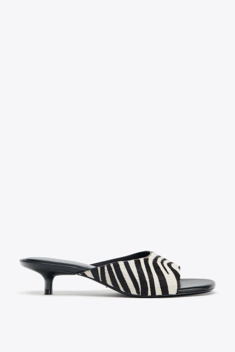 Mules de tacón de estampado animal.