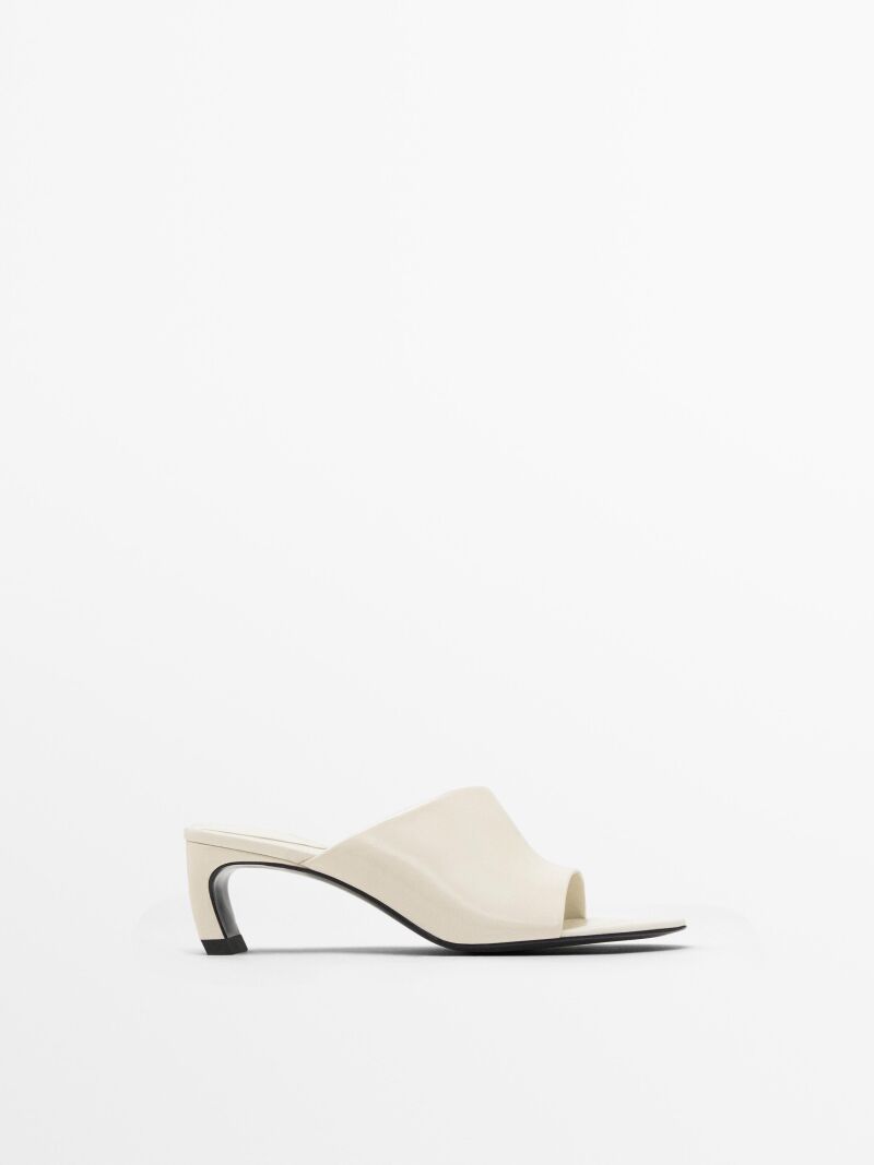 Mules de tacón en blanco.