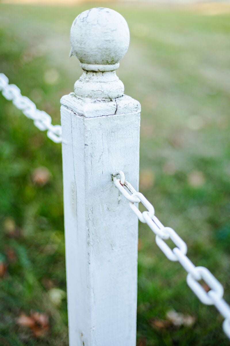 ¿Se puede pintar la valla del vecino que da a tu jardín? Todo lo que debes saber antes de tocarla
