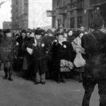 Miembros del Partido de la Cruz Flechada escoltando a los judíos durante la deportación