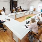 Mañueco se reúne con el Ejecutivo autonómico para avanzar con la reconstrucción tras los incendios en Castilla y León