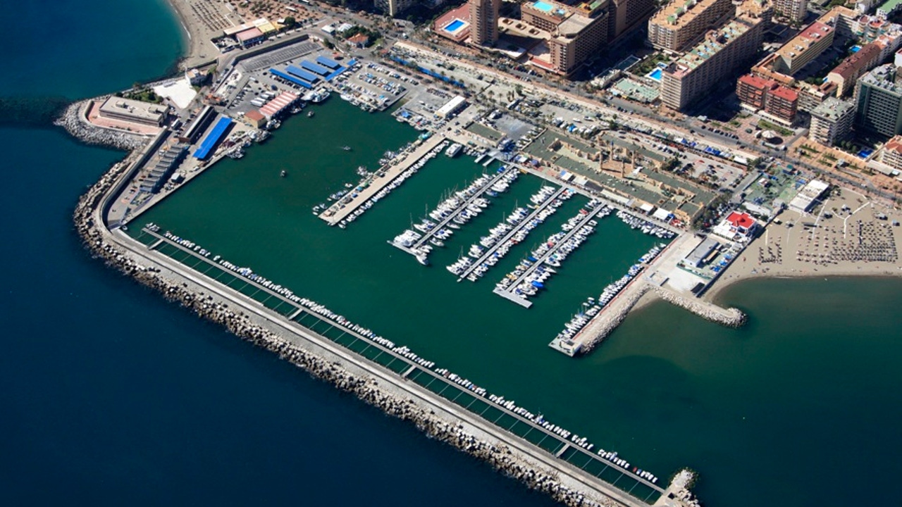 Ocho heridos tras una explosión de un barco en el puerto deportivo de Fuengirola