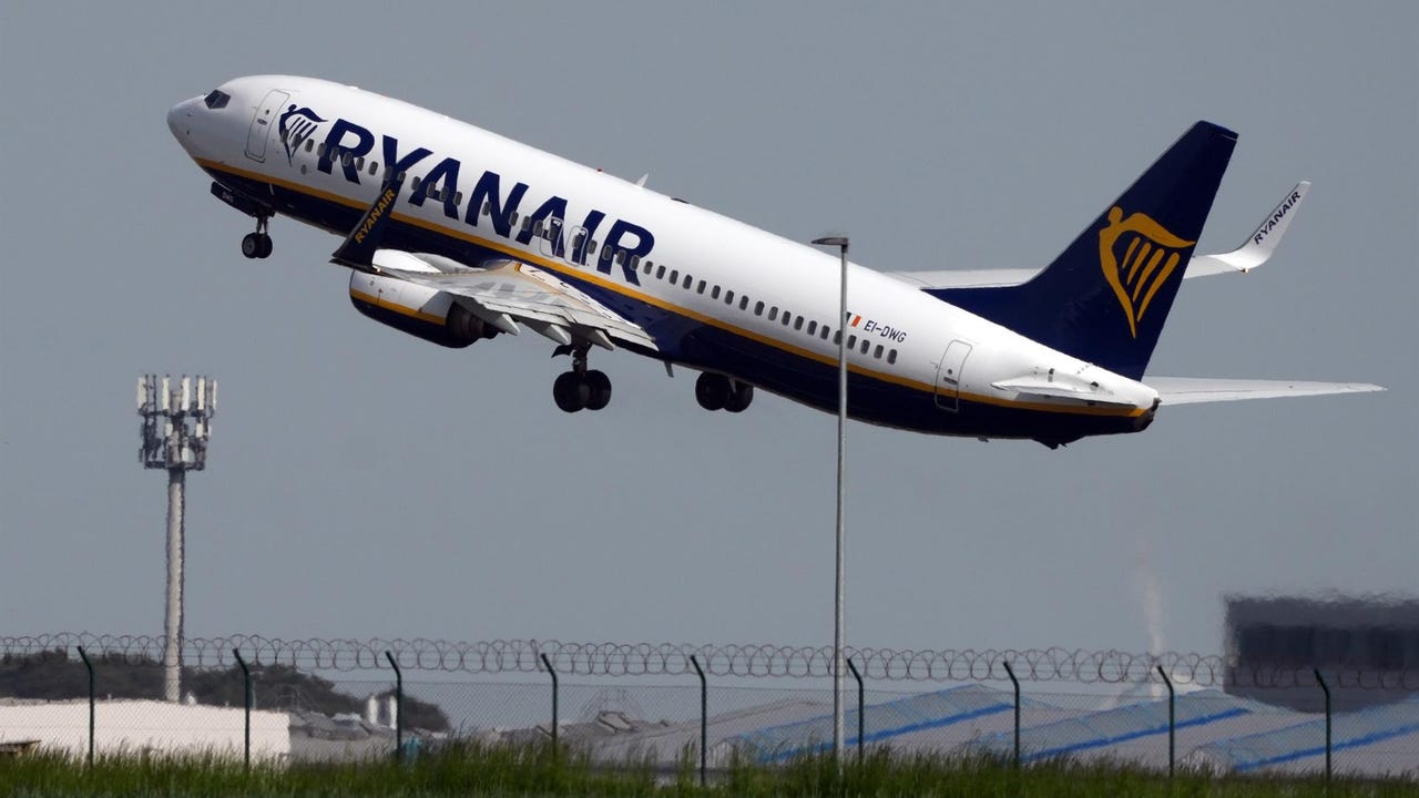 Sacan a rastras de un avión a un hombre borracho tras pelearse con varios pasajeros e intentar abrir la puerta de emergencia en pleno vuelo