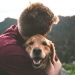 Por qué hablamos con nuestras mascotas como si fueran personas, según la psicología