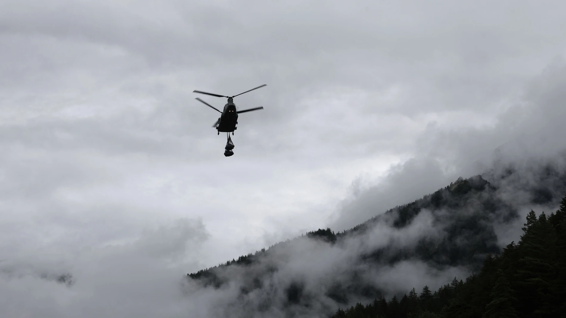 UTTARKASHI (India), 14/08/2025.- An Indian Air Force Chinook helicopter carries relief materials during the rescue mission at Harshil after the cloudburst in Dharali village in Uttarkashi district, Uttarakhand state, northern India, 14 August 2025. Indian authorities confirmed that more than 1,200 people had been rescued in several areas of the Himalayas after a powerful cloudburst struck the Dharali area in the Uttarkashi district on 05 August, triggering flash floods that swept away a villa...