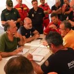 Reunión de coordinación en el Puesto de Mando Avanzado (PMA) del incendio de Teresa de Cofrentes
