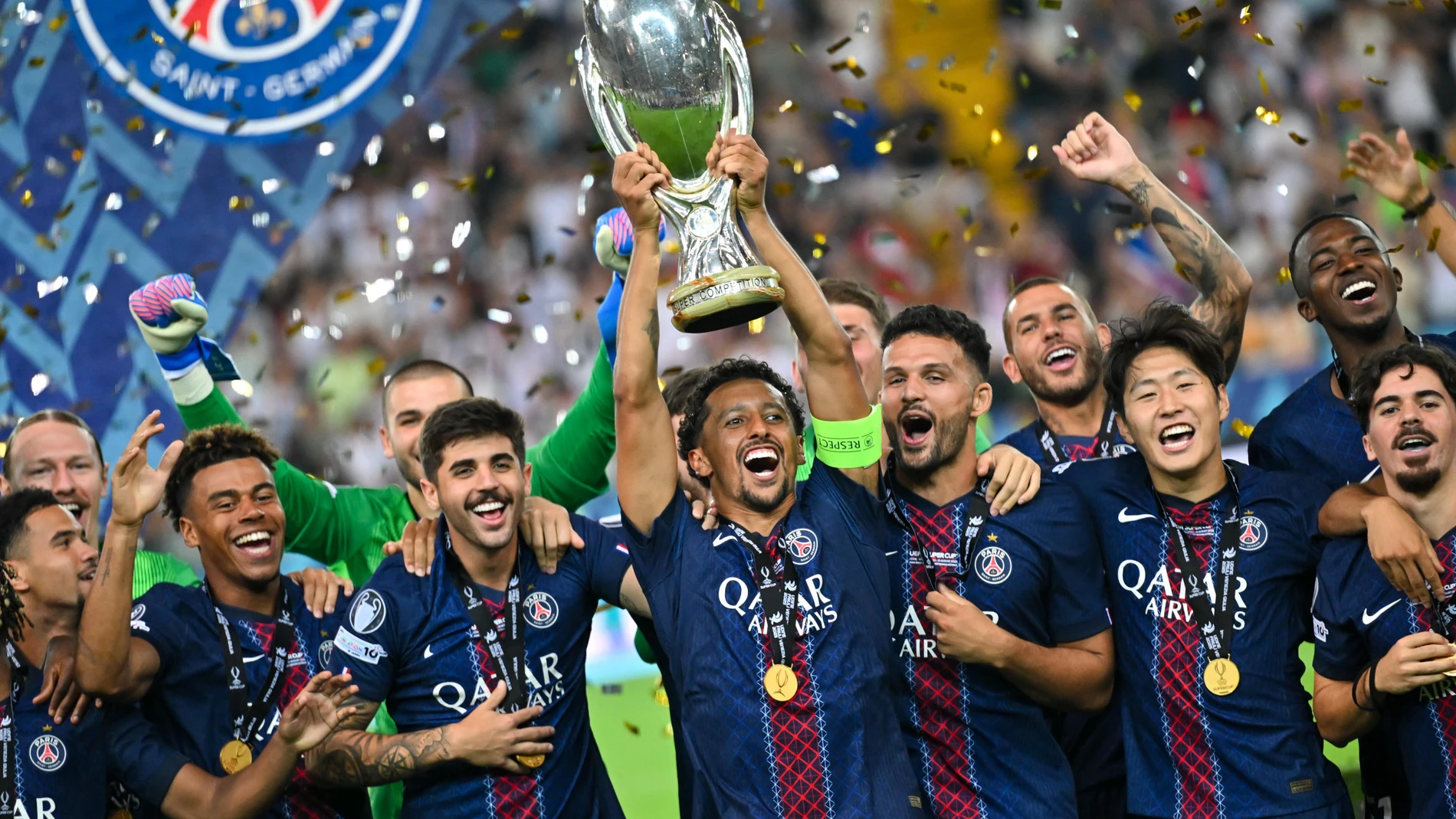 Udine (Italy), 14/08/2025.- Paris Saint-Germain’s Marquinhos lifts the trophy after winning the 2025 UEFA Super Cup final soccer match between Paris Saint-Germain and Tottenham Hotspur in Udine, Italy, 13 August 2025. (Italia) EFE/EPA/Alessio Marini