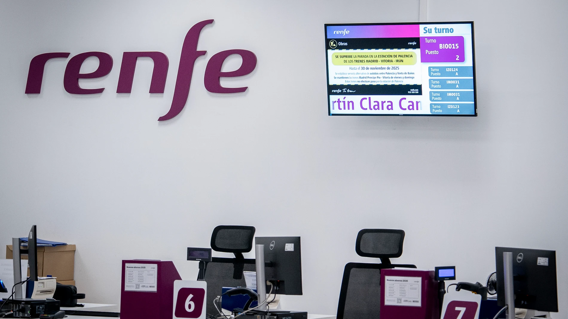 Pantallas con información sobre modificaciones en trayectos, en la estación de Chamartín Clara Campoamor, a 14 de agosto de 2025, en Madrid (España). Renfe mantiene interrumpida la circulación de trenes entre Galicia y Madrid por los incendios en Ourense y continúa revisando la infraestructura para reanudar el servicio. La compañía había previsto retomar hoy los viajes si el fuego estaba controlado y programó trenes especiales para los afectados. 14 AGOSTO 2025 A. Pérez Meca / Europa Press ...