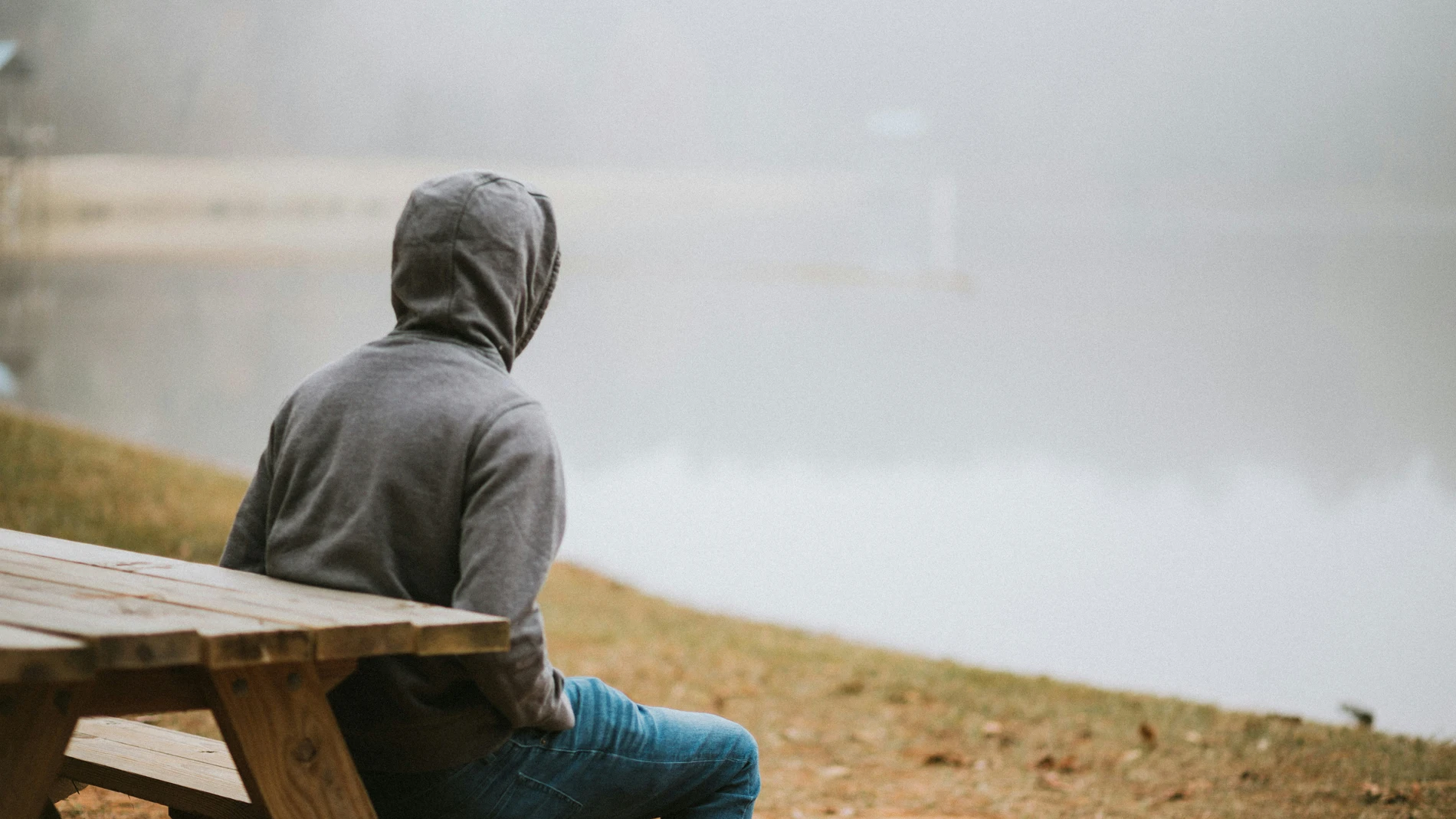 Callarse para evitar conflictos: lo que dice la psicología sobre este hábito