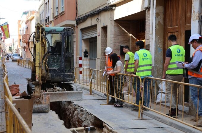Catarroja finaliza las primeras obras urgentes en puntos críticos de la red de alcantarillado tras la dana