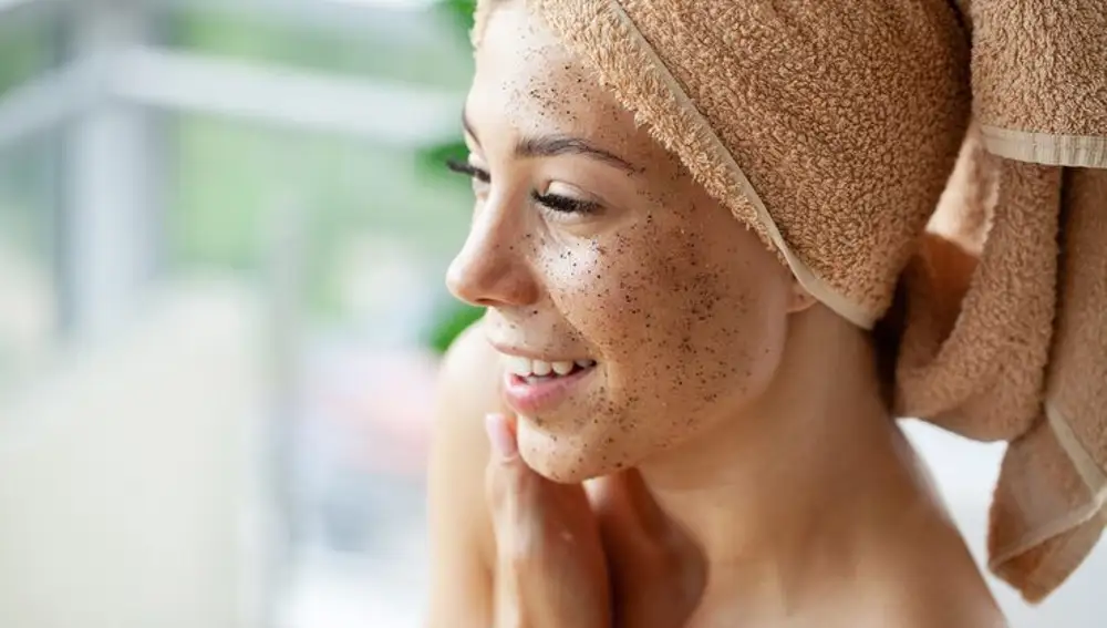 Exfoliante facial con partículas finas para renovar la piel y recuperar su luminosidad.