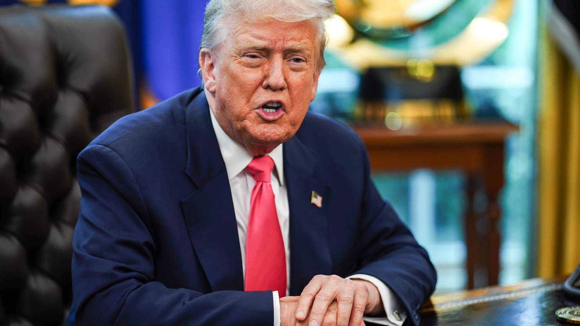 WASHINGTON (United States), 14/08/2025.- US President Donald Trump speaks during an event marking the 90th anniversary of the Social Security Act, in the Oval Office at the White House, Washington, DC, USA, 14 August 2025. President Trump also delivered remarks on the federal crime crackdown in DC, and his trip to Anchorage to meet with Russian President Vladimir Putin. EFE/EPA/WILL OLIVER / POOL