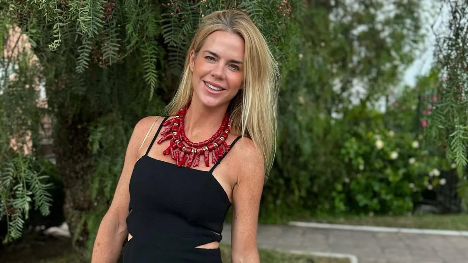 Amelia Bono con vestido negro.